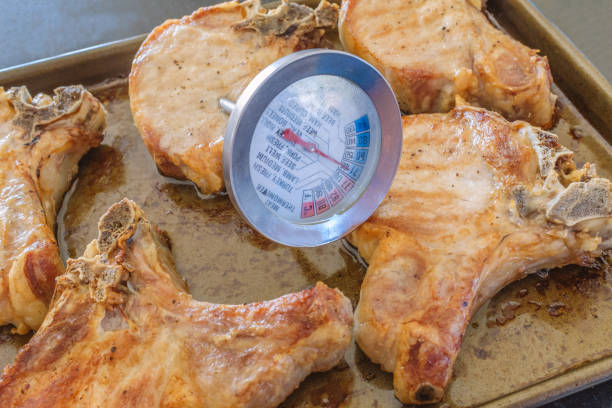 고기 온도계 두꺼운 돼지고기의 온도 복용 뜨거운 금속 베이킹 트레이 베이킹 후 절단 - pork chop 이미지 뉴스 사진 이미지