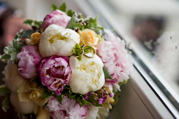 wedding rings on a wedding bouquet. - wedding anticipation togetherness wedding ring imagens e fotografias de stock