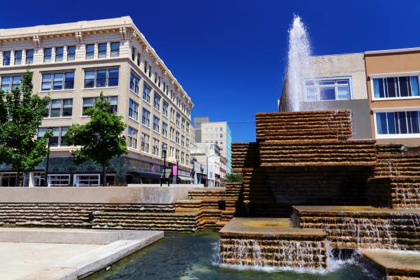 Down town Springfield Missouri fountain and office buildings around the square in Springfield Missouri springfield missouri photos stock pictures, royalty-free photos & images
