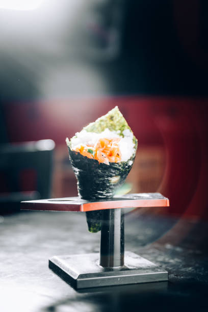 サーモン巻き - temaki food sushi salmon ストックフォトと画像