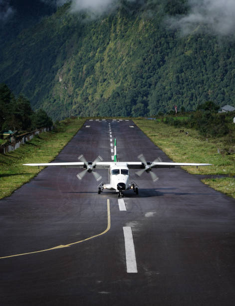 atterrissage sur tenzing « piste de l’aéroport d’u2013hillary, lukla népal - lukla photos et images de collection