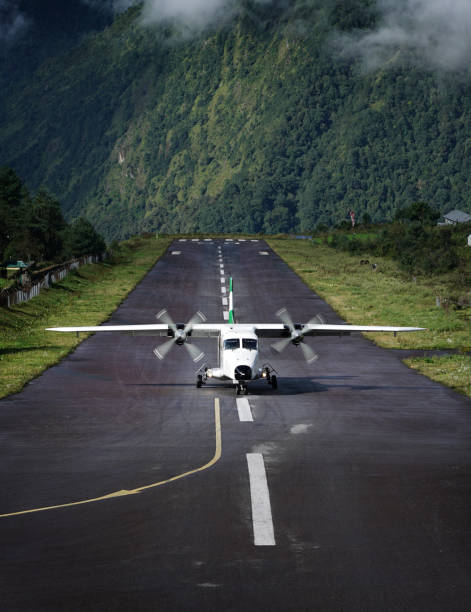 samolot lądujący na tenzing"u2013hillary airport runway, lukla nepal - lukla zdjęcia i obrazy z banku zdjęć