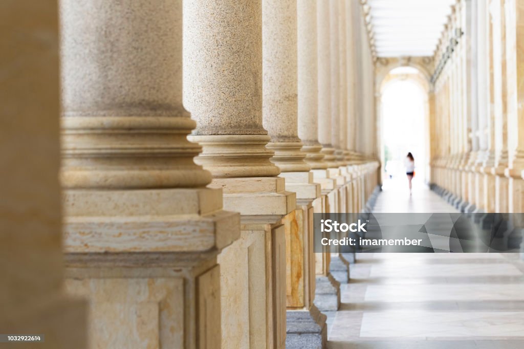 Colonnato, fila di colonne di pietra classica, sfondo con copia distanziata - Foto stock royalty-free di Legge