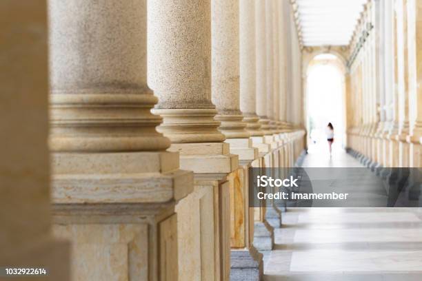 Colonnato Fila Di Colonne Di Pietra Classica Sfondo Con Copia Distanziata - Fotografie stock e altre immagini di Legge