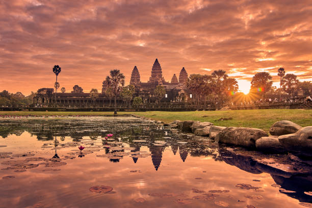 vista de angkor wat al amanecer, parque arqueológico en siem reap, camboya patrimonio de la humanidad - angkor ancient architecture asia fotografías e imágenes de stock