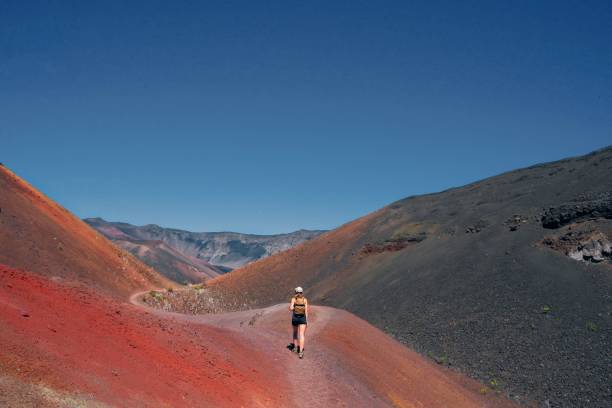 女の子のハレアカラ国立公園を通ってハイキングします。 - haleakala national park ストックフォトと画像