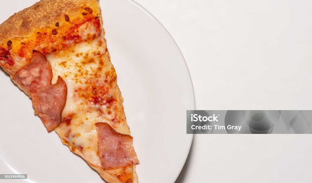 midt i intetsteds en million Uheldig Slice Of Ham Pizza Stock Photo - Download Image Now - Appetizer, Baked,  Bread - iStock