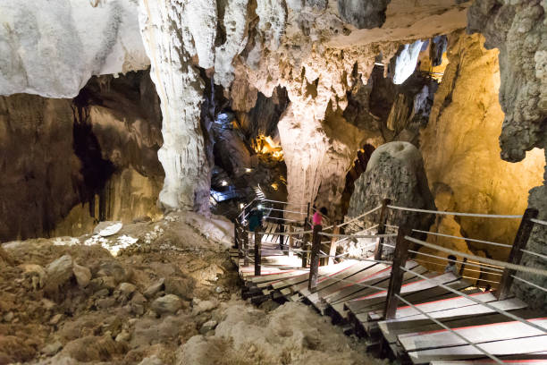 明確な水の洞窟、ムル国立公園で大規模な商工会議所 - グヌンムル国立公園 ストックフォトと画像