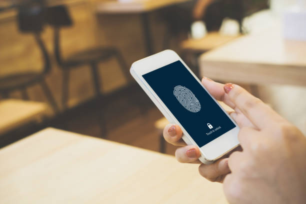 consegna le donne che tengono lo smartphone e scansiona l'identità biometrica delle impronte digitali per sbloccare il suo telefono cellulare - biometrics accessibility control fingerprint foto e immagini stock