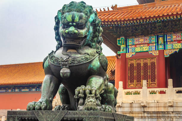 bronze imperiale wächter löwe im berühmten verbotenen stadt peking china - ming china forbidden city emperor stock-fotos und bilder