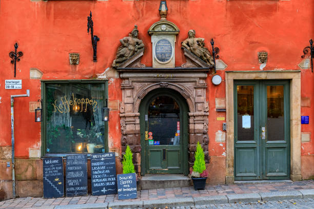 cafe in dem berühmten stortorget platz im herzen der altstadt gamla stan in stockholm, schweden - stockholm sweden gamla stan town square stock-fotos und bilder
