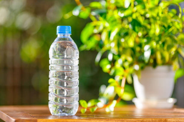 istock Green blur background and mineral water 1033024996