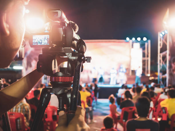 video di registrazione di fotocamere digitali professionali nel festival dei concerti musicali - disco lights foto e immagini stock