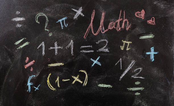 équations mathématiques et des symboles, isolés, sur fond de tableau noir. - simplicity blackboard education chalk photos et images de collection