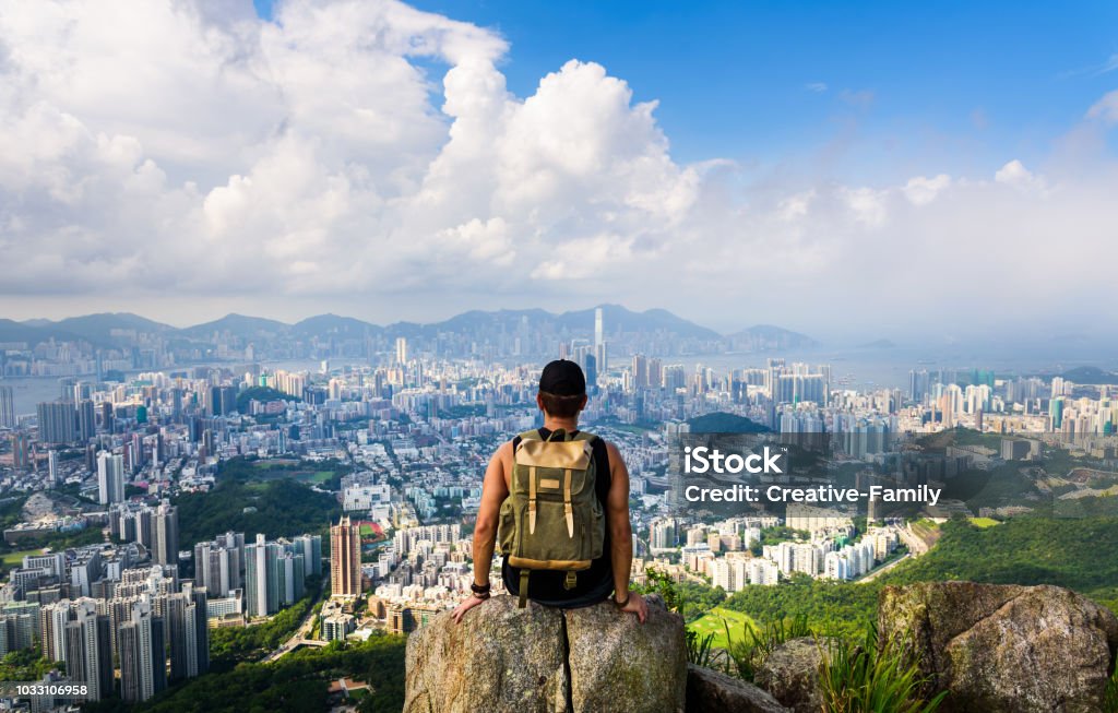 Hombre con vista de Hong Kong de la roca del León - Foto de stock de Ciudad libre de derechos