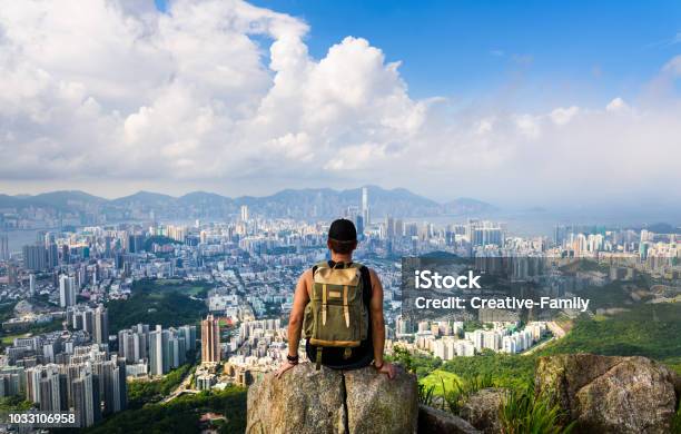 Hombre Con Vista De Hong Kong De La Roca Del León Foto de stock y más banco de imágenes de Ciudad - Ciudad, Hong Kong, Hombres