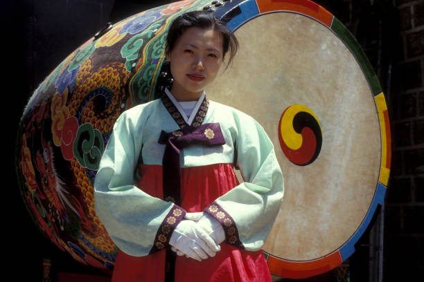 Historically dressed women at the Daehanmun gate at the Toksugung Palace in the city of Seoul in South Korea in EastAasia.  Southkorea, Seoul, May, 2006