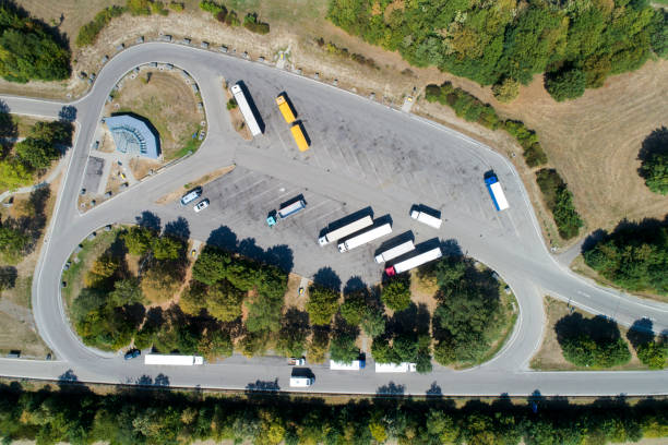 vista aérea da rodovia parada de caminhão e área de descanso - semi truck vehicle trailer truck empty - fotografias e filmes do acervo