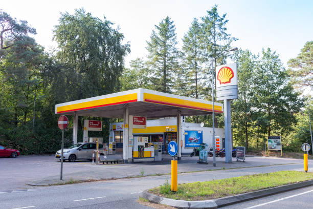 stacja benzynowa shell w: nunspeet - gas station service red yellow zdjęcia i obrazy z banku zdjęć