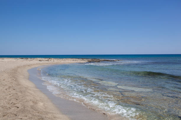 spiaggia di sabbia, isola di chrissi a creta, grecia - chrissy foto e immagini stock