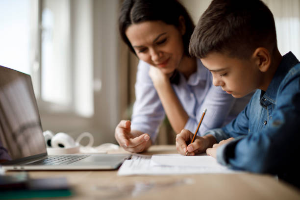 matka pomaga nastolatkowi w odrabianiu lekcji - homework child mother parent zdjęcia i obrazy z banku zdjęć