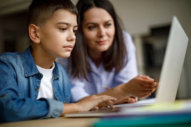 madre un figlio che usa il laptop a casa - computer child family laptop foto e immagini stock