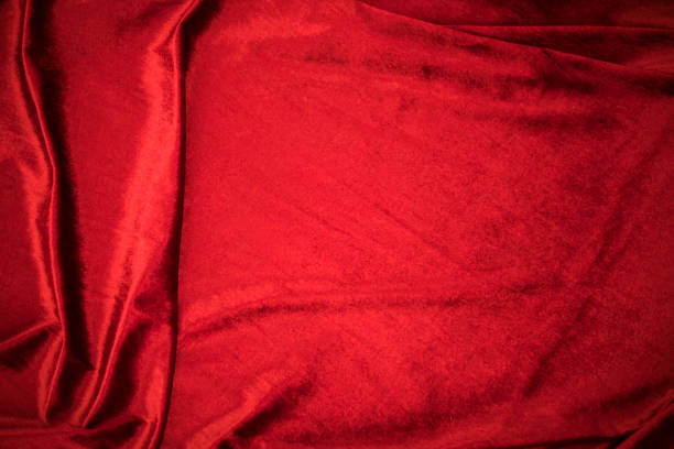 pliez le fond de velours rouge "agité" doux tissu texturé. - velours photos et images de collection