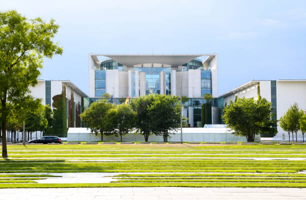 front view of the federal chancellery building in the government district of berlin, germany, copy space - chancellery imagens e fotografias de stock