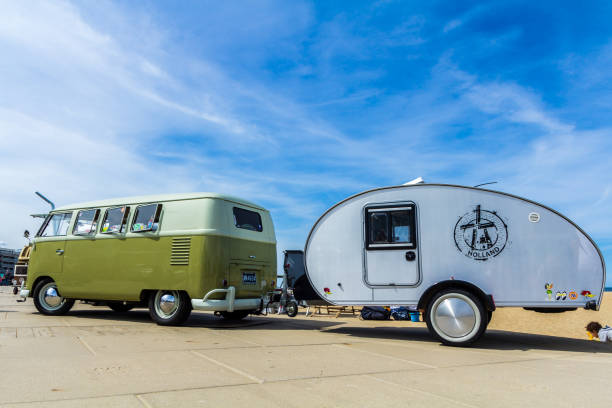 zielony vw kombi z przyczepą do łez - tear drop camper zdjęcia i obrazy z banku zdjęć