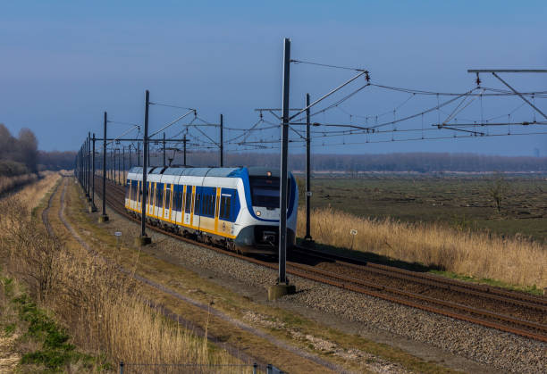 nederlandse snel trein reizen door platteland - ns stockfoto's en -beelden