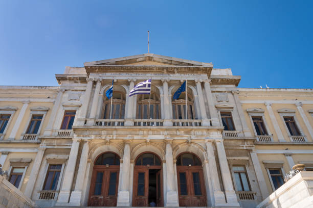 façade de l’hôtel de ville néoclassique par ernst ziller dans miaouli carré, l’île de syros, cyclades, grèce - ziller photos et images de collection