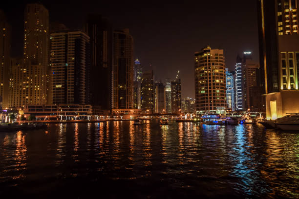 dubai, vereinigte arabische emirate - vae - asien 23. april 2016: wolkenkratzer der stadt marina in der nacht. panorama skyline blick licht und reflexionen. berühmt für teure immobilien, high-end-sterne luxushotel - united arab emirates dubai marina asia arabia stock-fotos und bilder