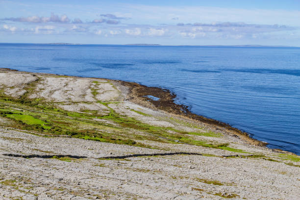 fanore playa montaña burren con islas de aran en fondo - county clare the burren ballyvaughan stone fotografías e imágenes de stock