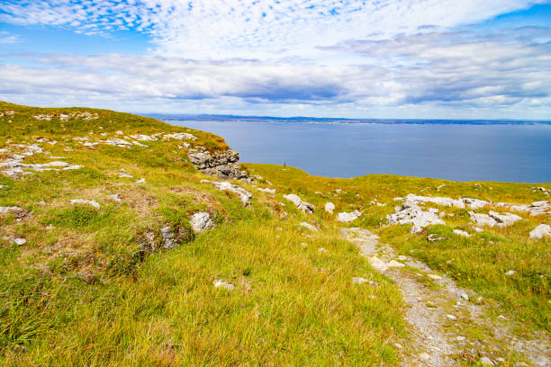 burren trail camino con galway bay en fondo - county clare the burren ballyvaughan stone fotografías e imágenes de stock