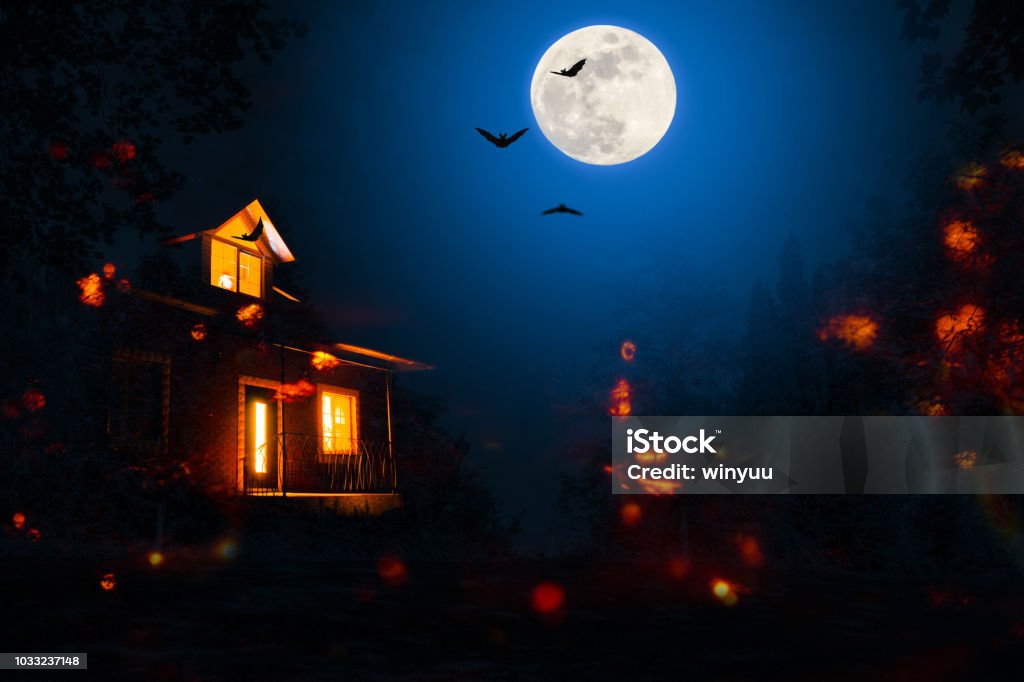 casa encantada en la noche de halloween - Foto de stock de Halloween libre de derechos