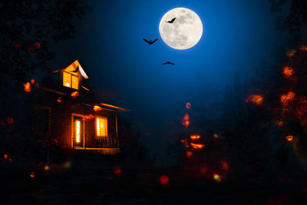 дом с привидениями в ночь хэллоуина - haunted house стоковые фото и изображения