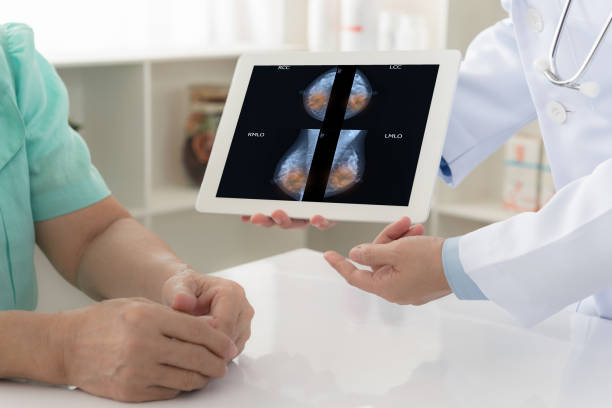 brustkrebs, brustschwimmen - mri scanner mri scan patient doctor stock-fotos und bilder