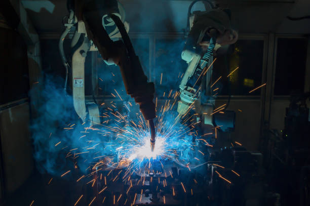 team-roboter schweißen schweißen reparatur kfz teil iv fabrik - automobile industry metal industry in a row gear stock-fotos und bilder