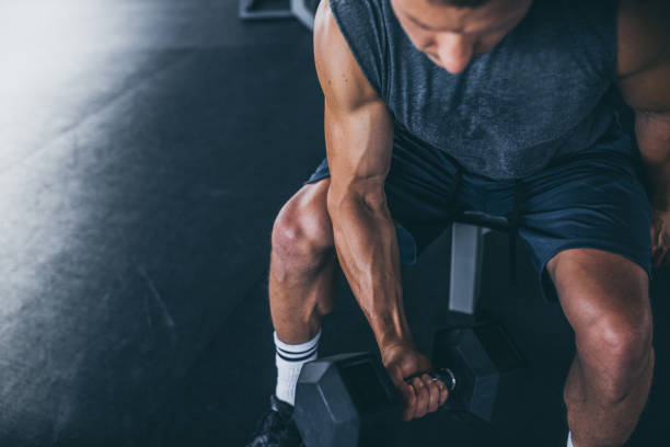 deporte. irreconocible atleta fuerte va a hacer ejercicio - muscular build fotografías e imágenes de stock