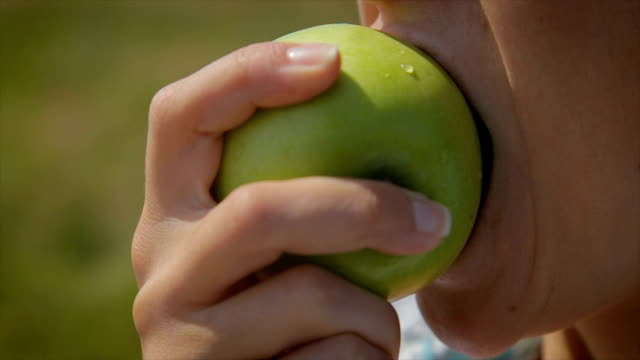 eating green apple.close up