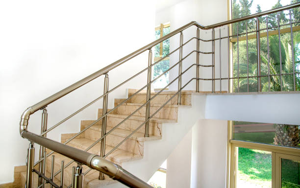 escaleras en el edificio con pasamanos de metal - escaleras de aluminio fotografías e imágenes de stock