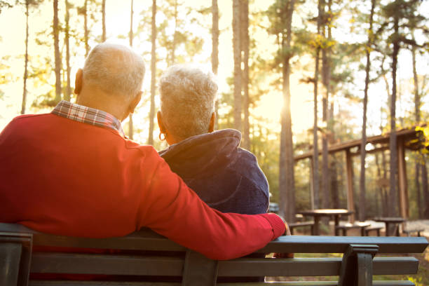 アクティブ シニア大人カップルは、夕暮れ時の屋外公園をお楽しみください。 - autumn senior adult mature couple active seniors ストックフォトと画像