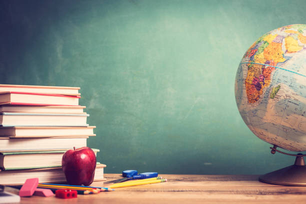 manzana roja, �útiles escolares en el mostrador de madera con globo, pizarra. - textbook book apple school supplies fotografías e imágenes de stock