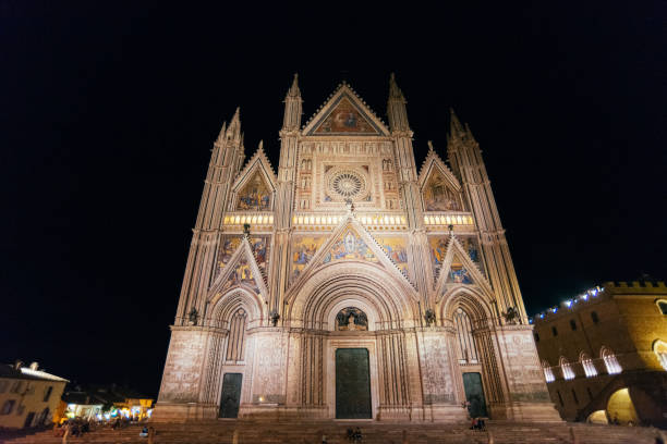 istock The Duomo di Orvieto at night 1033284664