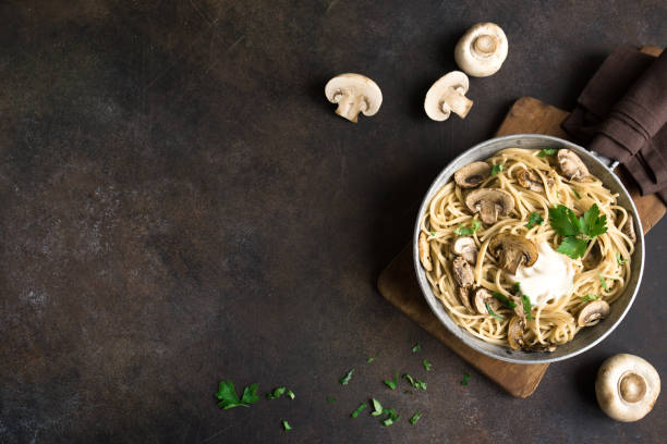 きのこスパゲティ - fettuccine alfredo chicken pasta fettuccine ストックフォトと画像