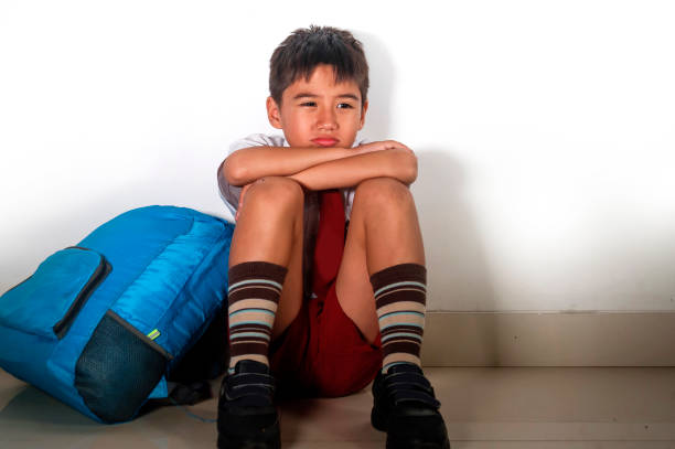 retrato víctima acoso espectacular del estilo de vida de triste y asustada hispana chico 7-10 años en la escuela uniforme estar solo llorando deprimido y asustado sufren el problema del abuso está siendo intimidado - 7 10 years fotografías e imágenes de stock