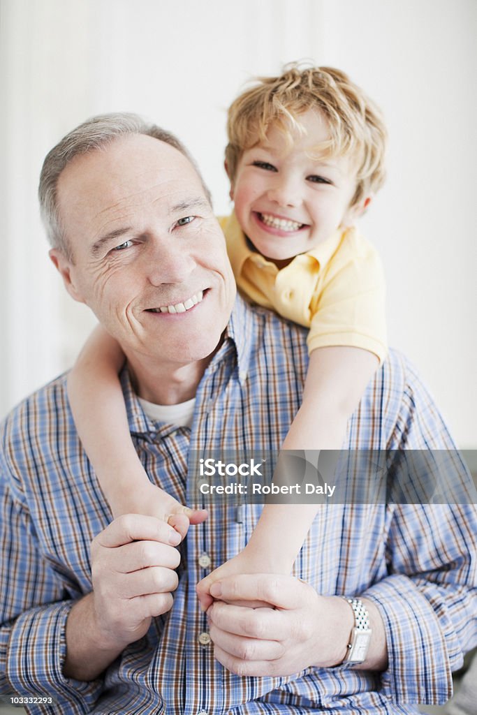 おじいちゃんと孫笑顔で手を�つなぐ - 2人のロイヤリティフリーストックフォト