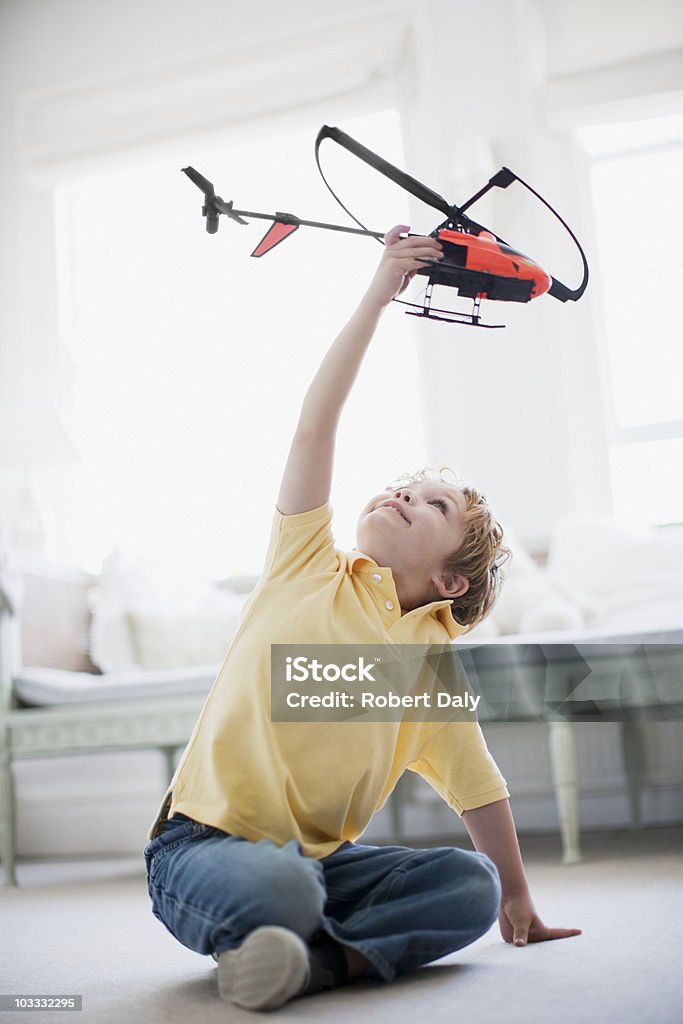 Ragazzo giocando con il giocattolo elicottero - Foto stock royalty-free di Bambino