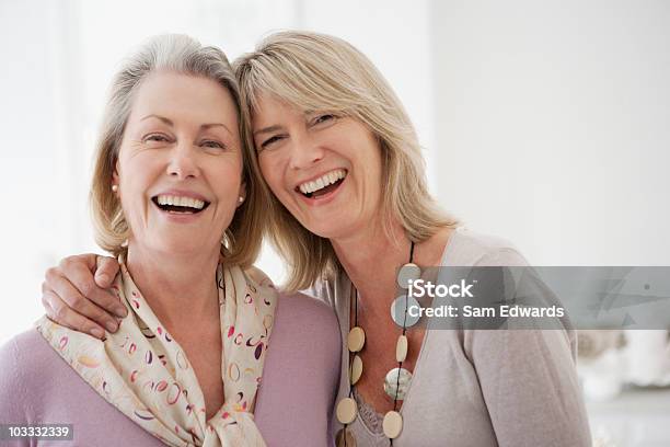 Lächeln Schwestern Umarmen Stockfoto und mehr Bilder von Freundschaft - Freundschaft, Frauen, Frauen über 40