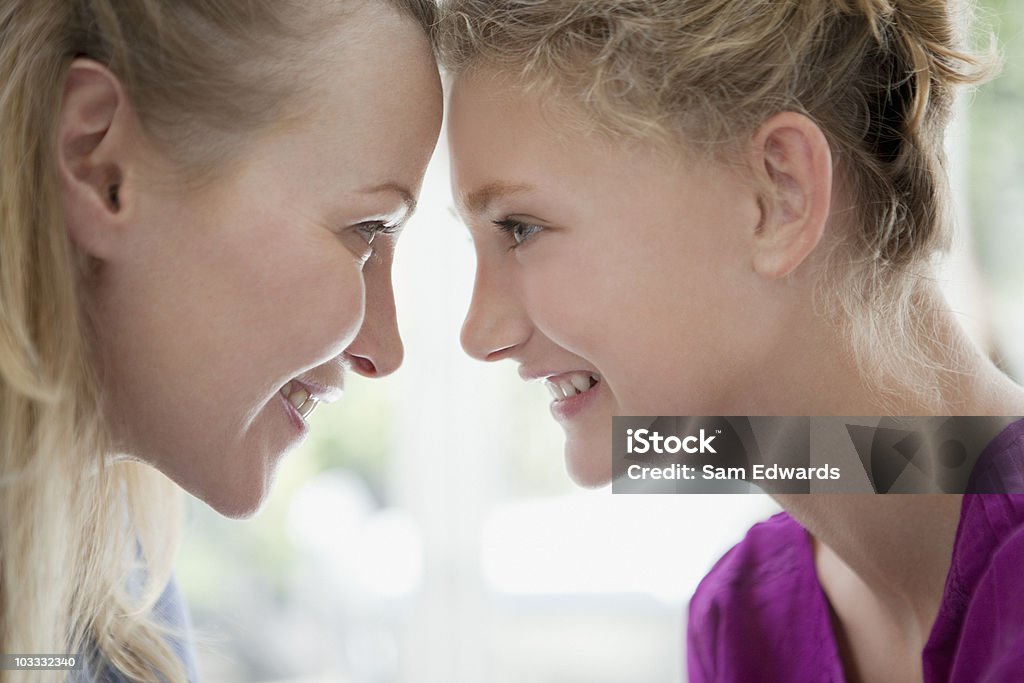 Souriante mère et fille face à face - Photo de 12-13 ans libre de droits